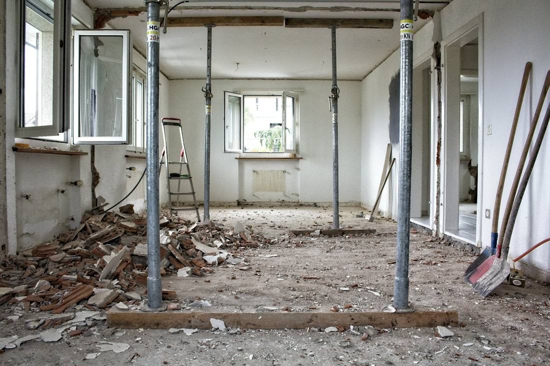 Vivienda en obra con puntales y escombros