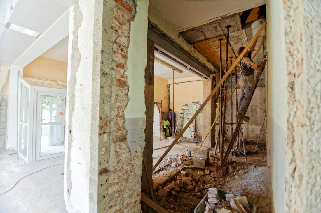 Operario trabajando en una escalera dentro de una habitación